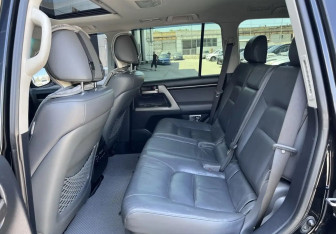Подержанный автомобиль Toyota Land Cruiser Suv 2008 года (16 фото)