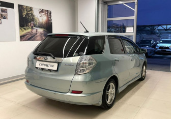 Подержанный автомобиль Honda Fit Shuttle 2012 года (6 фото)