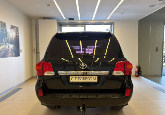 Подержанный автомобиль Toyota Land Cruiser Suv 2012 года (6 фото)
