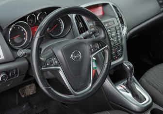 Подержанный автомобиль Opel Astra Sedan 2012 года (11 фото)