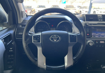 Подержанный автомобиль Toyota Land Cruiser Prado 2015 года (10 фото)
