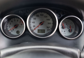 Подержанный автомобиль Nissan Wingroad 2002 года (12 фото)