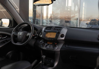 Подержанный автомобиль Toyota RAV4 2012 года (10 фото)