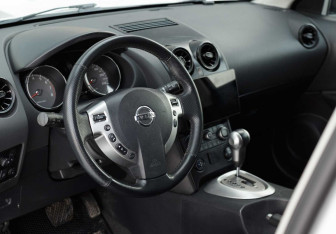 Подержанный автомобиль Nissan Qashqai 2009 года (11 фото)