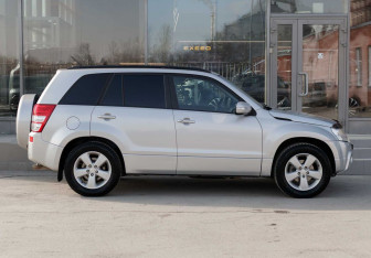 Подержанный автомобиль Suzuki Grand Vitara 2008 года (4 фото)