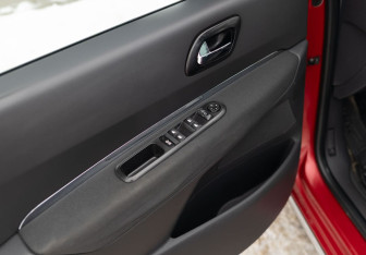 Подержанный автомобиль Peugeot 3008 2012 года (16 фото)