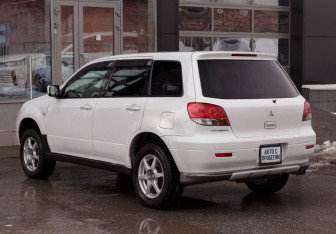 Подержанный автомобиль Mitsubishi Airtrek 2002 года (7 фото)