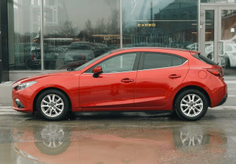Подержанный автомобиль Mazda 3 Hatchback 2014 года (8 фото)