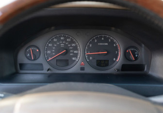 Подержанный автомобиль Volvo XC70 2001 года (12 фото)