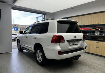 Подержанный автомобиль Toyota Land Cruiser Suv 2012 года (6 фото)