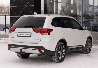 Подержанный автомобиль Mitsubishi Outlander 2019 года (5 фото)
