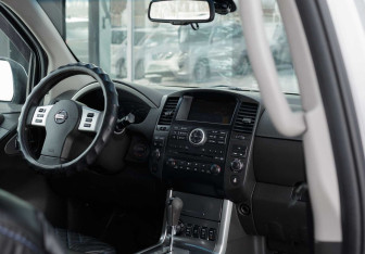 Подержанный автомобиль Nissan Pathfinder 2011 года (10 фото)