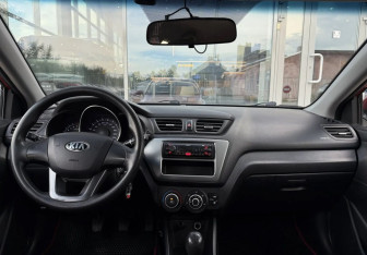 Подержанный автомобиль Kia Rio Sedan 2015 года (10 фото)