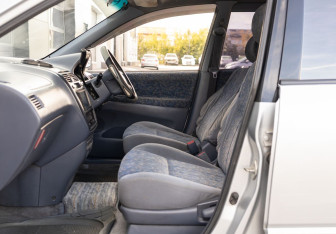 Подержанный автомобиль Toyota Ipsum 1996 года (18 фото)