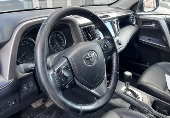 Подержанный автомобиль Toyota RAV4 2017 года (13 фото)