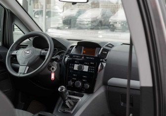 Подержанный автомобиль Opel Zafira Compactvan 2011 года (10 фото)