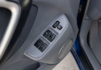 Подержанный автомобиль Toyota RAV4 2001 года (15 фото)