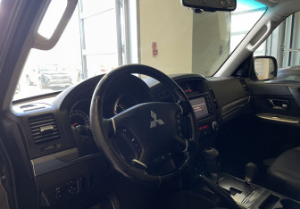 Подержанный автомобиль Mitsubishi Pajero 2012 года (7 фото)