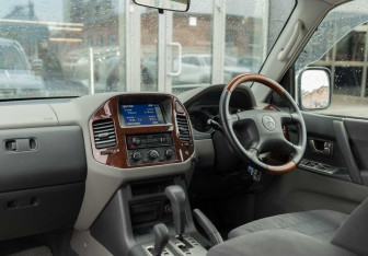 Подержанный автомобиль Mitsubishi Pajero 2003 года (10 фото)