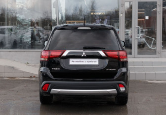 Подержанный автомобиль Mitsubishi Outlander 2015 года (6 фото)