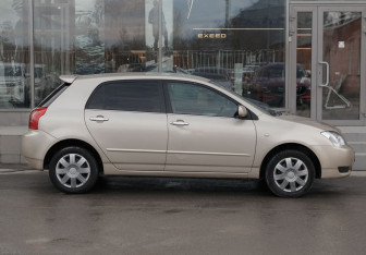 Подержанный автомобиль Toyota Allex 2002 года (4 фото)