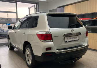 Подержанный автомобиль Toyota Highlander 2011 года (7 фото)