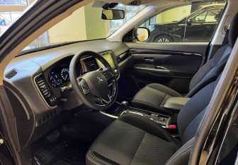 Подержанный автомобиль Mitsubishi Outlander 2020 года (13 фото)