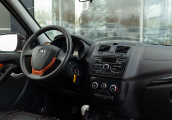 Подержанный автомобиль LADA (ВАЗ) Kalina Hatchback 2015 года (14 фото)