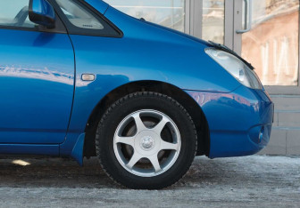 Подержанный автомобиль Toyota Corolla Spacio 2002 года (9 фото)