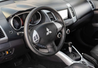 Подержанный автомобиль Mitsubishi Outlander 2006 года (11 фото)