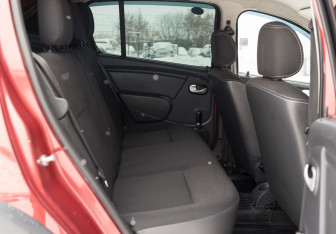 Подержанный автомобиль Renault Sandero 2013 года (15 фото)