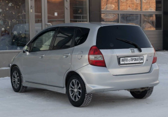 Подержанный автомобиль Honda Fit 2001 года (7 фото)