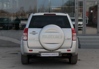 Подержанный автомобиль Suzuki Grand Vitara 2010 года (6 фото)