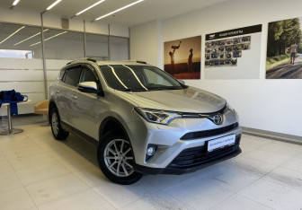 Подержанный автомобиль Toyota RAV4 2017 года (3 фото)
