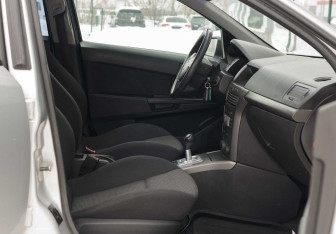 Подержанный автомобиль Opel Astra Hatchback 2006 года (19 фото)