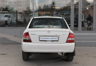 Подержанный автомобиль Mazda Familia Sedan 2000 года (6 фото)