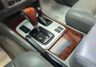 Подержанный автомобиль Toyota Land Cruiser Suv 2000 года (10 фото)