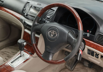 Подержанный автомобиль Toyota Premio 2003 года (11 фото)