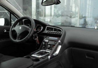 Подержанный автомобиль Peugeot 3008 2012 года (10 фото)