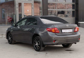 Подержанный автомобиль Toyota Corolla Sedan 2008 года (7 фото)