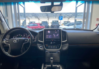 Подержанный автомобиль Toyota Land Cruiser Suv 2017 года (17 фото)