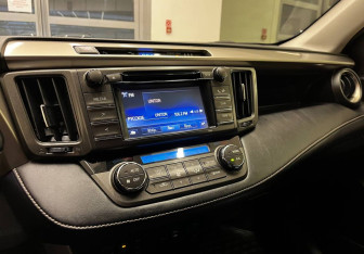 Подержанный автомобиль Toyota RAV4 2015 года (8 фото)