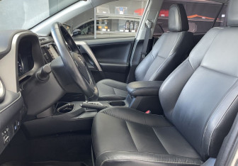 Подержанный автомобиль Toyota RAV4 2017 года (8 фото)