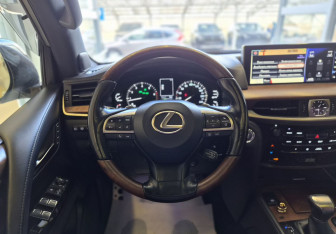 Подержанный автомобиль Lexus LX 2017 года (11 фото)