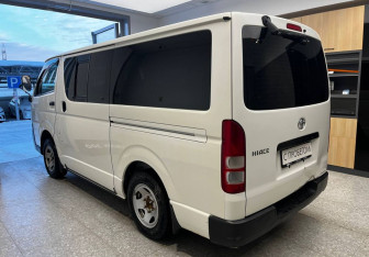 Подержанный автомобиль Toyota HiAce 2011 года (6 фото)