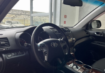 Подержанный автомобиль Toyota Highlander 2012 года (7 фото)