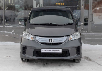 Подержанный автомобиль Honda Freed 2012 года (2 фото)