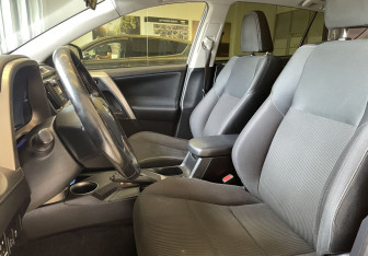 Подержанный автомобиль Toyota RAV4 2013 года (8 фото)