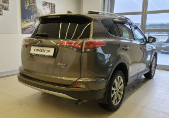 Подержанный автомобиль Toyota RAV4 2017 года (4 фото)