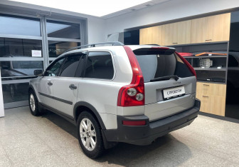 Подержанный автомобиль Volvo XC90 2004 года (6 фото)